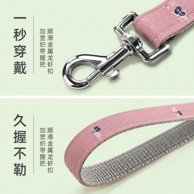 [主图-3] 细节展示，布艺印花宠物牵引绳金属扣与握把细节。氛围风格：家居治愈风，清新自然。画质：商业摄影质感、光线柔和通透、产品清晰真实、画面干净高级。元素：画面分上下两部分，上半部分放大特写顺滑金预览效果