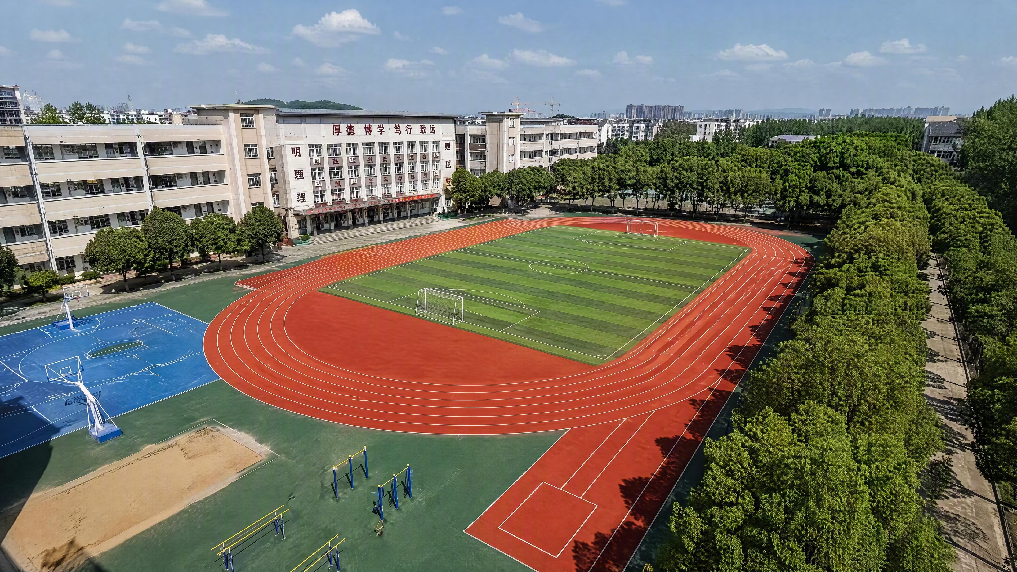 超写实摄影风格，初中校园操场全景，俯拍视角。画面中央是标准的4… - 图片创意预览