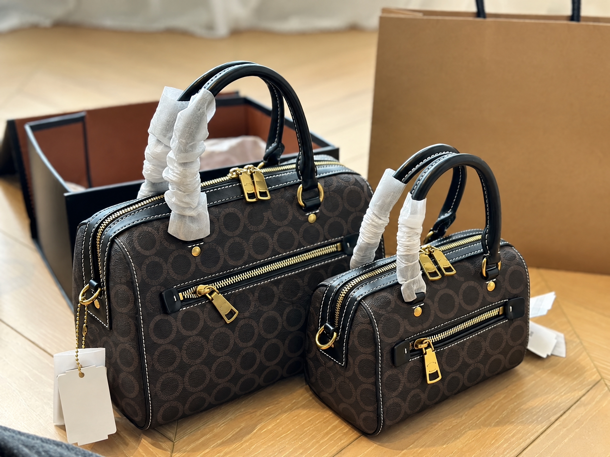 去掉图片中所有的COACH品牌LOGO和文字，包括包身金属LO… - 图片创意预览
