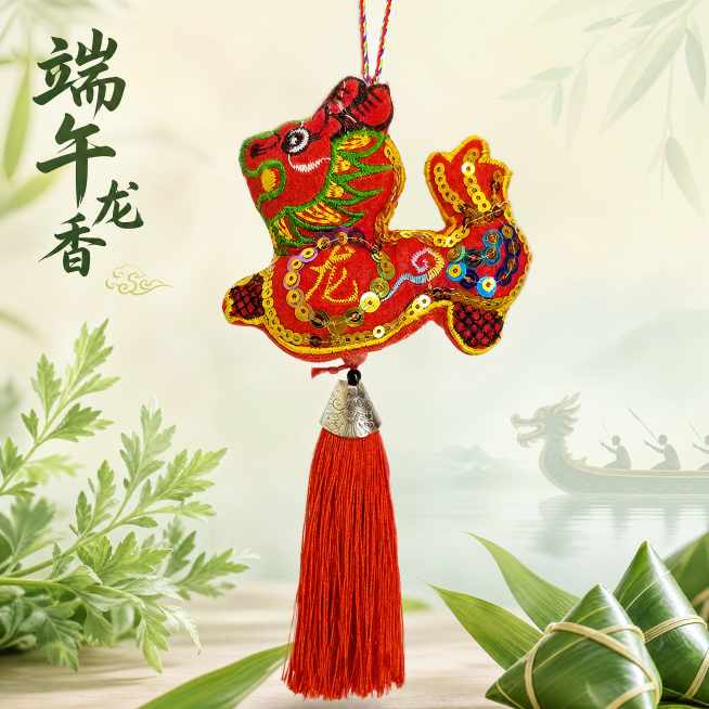 [主图] 端午生肖龙香包商品主图。
[氛围风格] 清新国风，浓厚端午节日氛围。
[画质] 商业摄影质感，高清通透，产品细节清晰，画面高级干净。
[元素] 保持原香包造型、刺绣图案、颜色材质完全与原图一预览效果