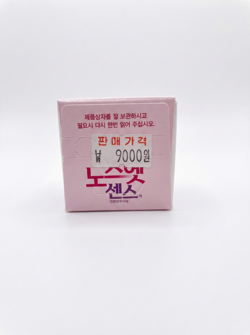 精修产品，放置在白色的背景上，减少瓶身的光影，整体提升质感预览效果