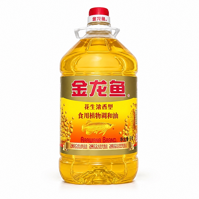 产品精修，产品置于纯白背景上，专业商业棚拍光，5500K标准中性白光，轮廓光，体积光，曝光正确，强烈真实立体感，净化杂乱倒影、脏反射、环境色污染和黑块反射，透明材质保留真实折射与透明层次，接地处保留干净浅淡的自然接触阴影，严禁大片投影、脏灰阴影和悬浮感，主体居中，商品完整入画不裁切，商品外轮廓视觉体量约画面60%-80%，四边均匀留白约10%-20%，严禁满幅铺满与贴边顶满，极致超清画质，细节清晰锐利，商业级实拍质感，保留原图真实材质与结构细节，明显提升商品表面洁净度，清理灰尘、污渍、指纹、油污、胶痕和霉点，让表面从脏旧发闷变为干净可售卖状态，修复划痕、磨损、掉漆、飞边毛刺和使用旧痕，翻新为干净商业新品感，基于原图材质恢复纹理、颗粒、折射、高光、透明边线或工艺细节，避免糊成塑料感，锁定原图商品颜色，颜色以输入图为唯一参考，分段部件颜色边界按原图锁定，锁定原图商品轮廓、件数、部件位置、连接关系、标签文字和可见功能细节，只做精修不重绘结构，瓶身透明塑料部分：透明塑胶/亚克力/PC质感，折射边线清晰，透明层次自然；瓶盖与提手塑料部分：亮面塑料质感，高光明确，曲面反光顺滑；瓶内食用油液体：有色透明质感，通透有光泽，保留真实液体颜色与折射，正视图，标准透视校正，正常透视焦段，保持同类机位，比例1:1