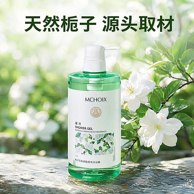 [主图-2] 栀子花天然原料源头展示。
[氛围风格] 自然原生态，清新治愈。
[画质] 商业摄影质感，光线柔和通透，产品清晰真实，画面干净高级。
[元素] 沐浴露产品置于画面前景，背景是虚化的栀子花从绿色枝头盛开的户外场景，阳光透过叶片洒落光斑。保持产品外观与输入产品图绝对一致，杜绝任何变形和色差，精细化处理。商品主体占比60%，背景虚化突出产品。
[光影] 清晨自然散射阳光，光斑灵动，整体通透温暖。
[配色] 绿色调背景搭配白色栀子花，产品绿瓶自然融入，清新高级。
[视角构图] 前景产品，背景虚化，层次感强。
[文字版式] 顶部大字 "天然栀子 源头取材" 深绿色粗体居中，文字清晰不遮挡产品。
[输出要求] 1:1 比例，文字清晰可辨，超高清商业摄影质感。
[负向提示词] 变形，文字错乱，产品图模糊，背景杂乱，水印，电商平台Logo