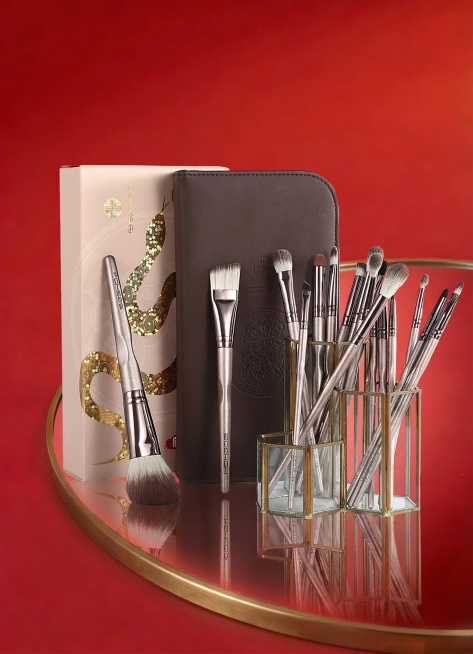 把这张图的妆品在镜子上添加倒影预览效果