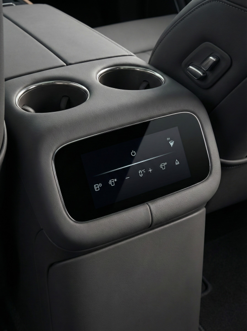 这些图片是26款智己LS9车型的内饰，颜色是大地象灰-深，保持内饰细节不变，请根据以上图片给我一套车内屏幕的产品图，电商摄影，专业级汽车摄影，内饰细节清晰，边缘轮廓锐利，材质纹理清晰，光线柔和立体，最预览效果