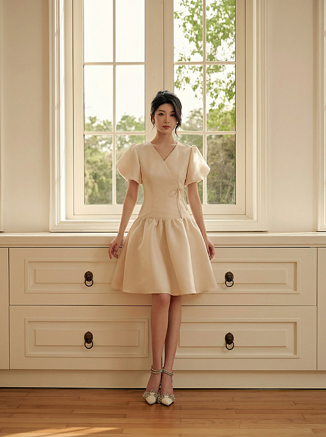 100%保留人物原生面部特征、五官比例与骨相轮廓。保持原场景元素和风格不变，调整为中远景构图，人物站立，膝盖以上四分之三身体可见，更换动作为面向镜头看镜头，景深随景别变化自然虚化背景，照片级真实质感，统一调色，专业故事板美学，人物动作自然