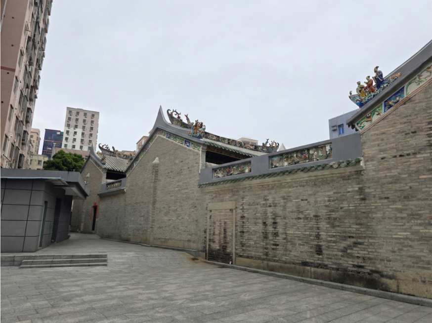 1.修复红线标记位置老化屋顶墙面，做成灰色底色，添加传统彩色瓷雕人物故事绘画；2.修复蓝线位置的彩色草尾图案，恢复原本鲜艳色彩；3.把外墙渗水发黑的砖墙修复干净，去除黑色水渍，恢复青砖原本色调。保持整预览效果