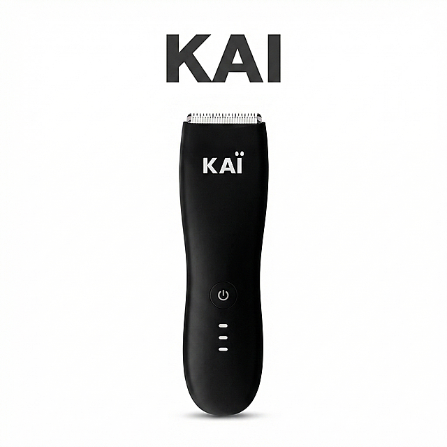 [主图 1] KAI毛发修剪器产品首图
[氛围风格] 专业跨境商品展示风格，简洁干净
[画面元素] 商业摄影质感、光线柔和通透、产品清晰真实、画面干净高级。KAI毛发修剪器主体居中放置，纯纯白色背景，产品本身占画面85%以上，外观与提供的参考图一致，无边框。文字全部使用泰文
[配色色系] 背景纯白色，产品保持原有黑/绿配色
[视角构图] 正前方平视，景深适中，主体突出
[文字版式] 产品上方居中放置品牌名 "KAI"，最大号粗体泰文，深灰色字与背景形成清晰对比，不遮挡产品主体
[比例分辨率] 1:1 比例，2k 分辨率；文字清晰可辨，超高清
[负向提示词] 变形，水印，文字错乱，产品图模糊，背景杂乱，非白色背景