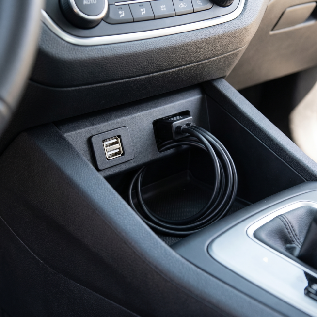 Keep the dual USB panel mount extension cable product appearance completely unchanged, show this cab预览效果