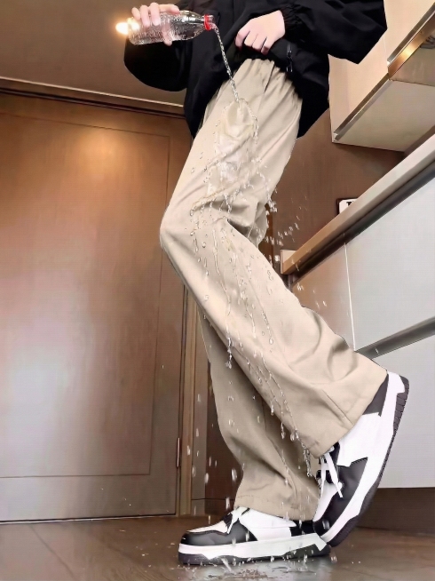 把图片中裤子改成有有水但裤子不湿预览效果