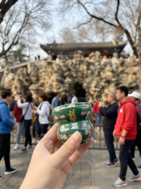 背景生成更多游客，面向画面左侧预览效果