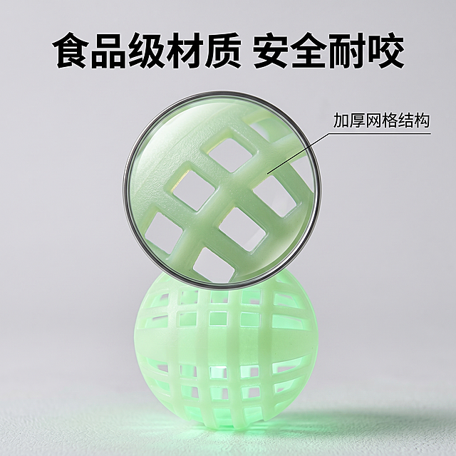 [主图 3] 宠物球材质细节微距特写。[氛围风格] 专业微距摄影，突出材质安全。[画质] 超高清商业摄影质感，细节清晰锐利，纹理真实。[元素] 放大镜效果放大宠物球的网格结构和材质，圆形放大镜框内放大展示网格纹理，框外为完整产品背景虚化，保持产品外观（物理结构、材质质感、颜色）与输入产品图绝对一致，杜绝任何变形和色差，精细化处理。商品主体占比合适，网格纹理清晰可见。[光影] 侧逆光打光，突出塑料材质通透感和磨砂纹理，明暗对比清晰体现结构。[配色] 浅灰色干净背景，突出浅绿色产品本身颜色。[视角构图] 微距特写，完整产品在画面下半部分，放大镜框在产品上方，细节展示清晰。[文字版式] 顶部主标题 "食品级材质 安全耐咬" 黑色粗体，引线从放大镜框引出文字标注 "加厚网格结构"，文字清晰不遮挡主体。[比例分辨率] 1:1 比例，2k 分辨率；文字清晰锐利，画面超高清。[负向提示词] 变形，水印，文字错乱，产品图模糊，背景杂乱，遮挡主体。