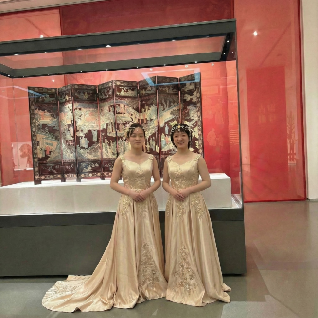 请将右边人物的服装换成与整体协调搭配的女装预览效果