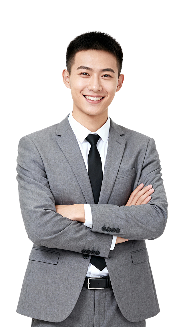 年轻男性穿灰色西装套装（配白衬衫黑领带），短发利落，咧嘴微笑，双臂交叉，显得专业又亲和。白色底图