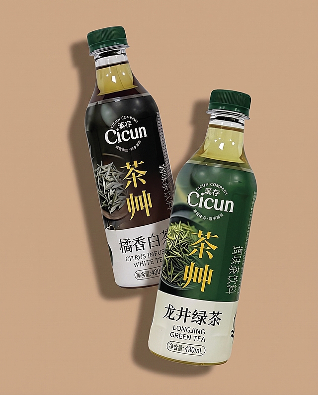 给图片中的两个瓶子添加自然的投影，保留瓶子所有原有内容和背景颜色，增加自然光线效果，让光影过渡自然真实