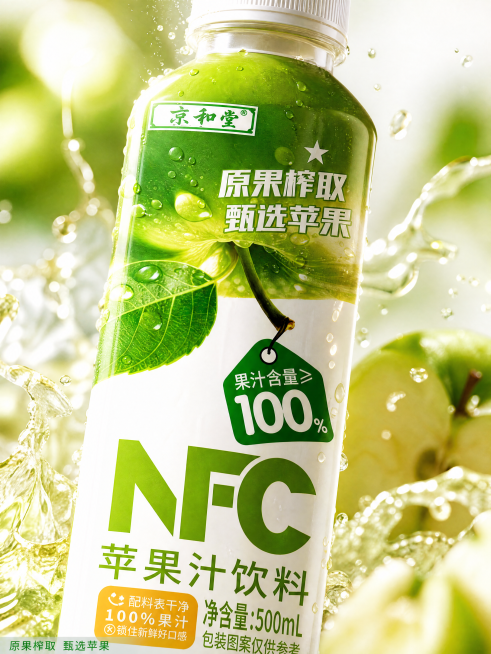 [主图-3] 细节特写，突出真实果汁质感
[氛围风格] 微距特写，新鲜诱人
[画质] 商业摄影质感、光线柔和通透、产品清晰真实、画面干净高级
[元素] 对产品瓶身的果汁含量标识做放大特写，瓶身部分入镜预览效果
