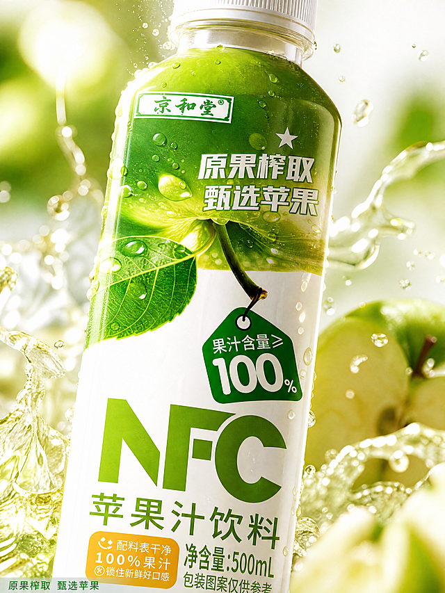 [主图-3] 细节特写，突出真实果汁质感
[氛围风格] 微距特写，新鲜诱人
[画质] 商业摄影质感、光线柔和通透、产品清晰真实、画面干净高级
[元素] 对产品瓶身的果汁含量标识做放大特写，瓶身部分入镜，背景虚化突出文字细节，搭配飞溅的苹果汁液滴，保持产品原有外观细节精准还原，杜绝文字模糊变形。商品主体占比70%，画面满屏无边框
[光影] 自然暖阳逆光，突出果汁通透质感
[配色] 绿色+白色，清新干净
[视角构图] 近距离微距特写，聚焦细节
[文字版式] 画面底部简洁标注"原果榨取 甄选苹果"，小号深绿色字，不抢主体重点
[比例分辨率] 3:4 比例，800px宽度，4k分辨率，文字清晰锐利，画面超高清
[负向提示词] 变形，水印，文字错乱，产品图模糊，背景杂乱