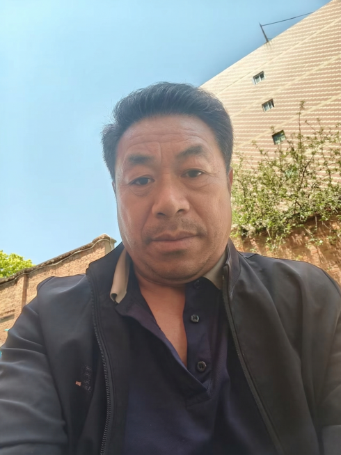 增加发量，修改为成熟稳重的男士短发发型，保留人物五官和整体穿搭场景不变，自然真实过渡预览效果