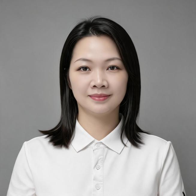 让双臂自然放松下垂放在身体两侧，保留人物面部特征，头发柔顺，淡妆，瘦脸，提亮肤色，保持灰色纯色背景，保留白色polo衫，生成正方形1:1构图预览效果