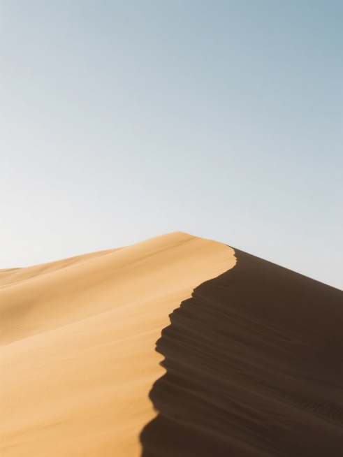低角度长焦镜头，纯净晨光中，细腻金黄沙丘如丝绸般柔和起伏，微风轻掠处纹理自然舒展，自沙丘底部至顶部渐变纯净白，构图简洁留白充裕，尽显开阔平静干净质感，沙粒细节清晰，现实逻辑下的极简沙漠背景。预览效果