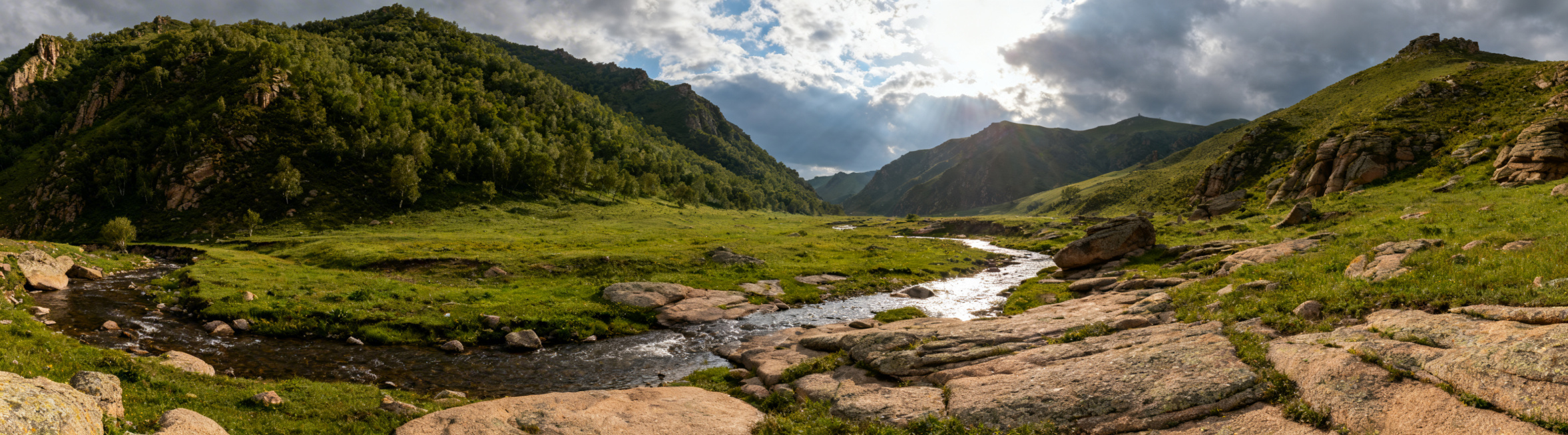 呼和浩特圣水梁九龙湾景区实景照片，写实风格，高清真实场景预览效果