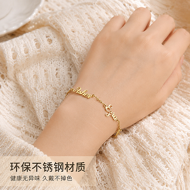 [主图-4] 整体链长佩戴展示
[氛围风格] 家居治愈风，温暖简约高级氛围感
[画质] 商业摄影质感、光线柔和通透、产品清晰真实、画面干净高级
[元素] 保持产品原有金色不锈钢定制字母设计，物理结构、材质质感、颜色与输入产品图绝对一致，杜绝任何变形和色差，精细化处理。整只手模完整展示佩戴在手腕上的整体效果，展示自然贴合度和链长比例，背景是浅米色针织台布，温馨治愈，干净简约
[光影] 柔和室内漫射光，光影均匀，金属光泽自然不刺眼
[配色] 整体浅暖米色系，金色产品突出，治愈温馨，风格统一
[视角构图] 中景平视，完整展示手腕和手链，景深适中
[文字版式] 底部浅半透明底，两行文案左对齐：大字「环保不锈钢材质」，小字「健康无异味 久戴不掉色」，文字清晰，不遮挡主体产品
[比例分辨率] 1:1 比例，4k 分辨率，文字清晰可辨，超高清
[负向提示词] 变形，水印，文字错乱，产品图模糊，背景杂乱，廉价塑料感，文字遮挡产品