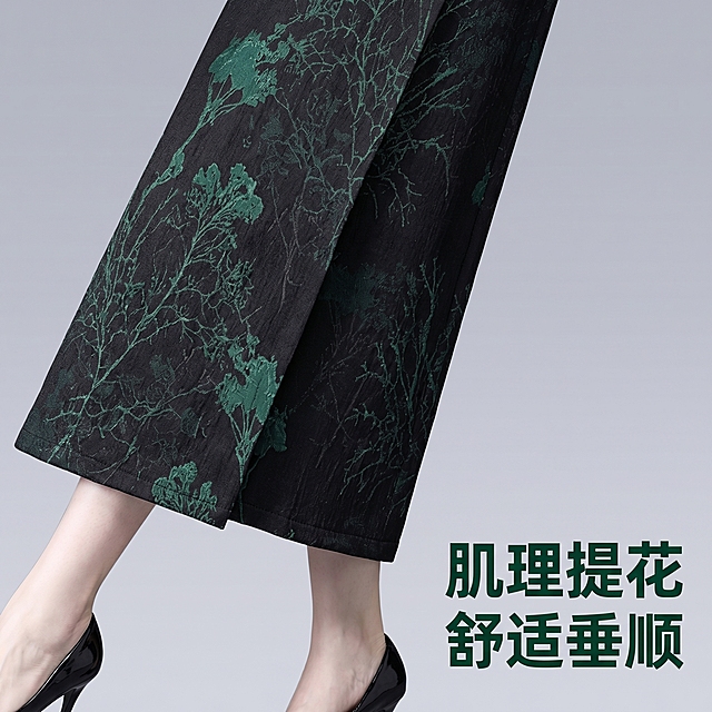 [主图 2] 新中式半身裙细节特写主图
[氛围/风格] 精致质感，成熟高级女装风
[画面元素] 商业摄影质感、光线柔和通透、产品清晰真实、画面干净高级。聚焦半身裙的植物提花面料和开叉设计细节，保持原有产品黑绿配色和印花图案，保留裙子整体版型，背景为纯净灰调，突出面料纹理和设计细节，与主图1风格统一。
[配色色系] 主色调：黑绿（裙子），辅助色：纯净灰背景
[视角构图] 中近景细节平视拍摄，景深适中，突出面料纹理，无边框满铺
[文字版式] 右下负空间右对齐，卖点文字“肌理提花 舒适垂顺”，深绿色粗体字，与背景对比清晰，不遮挡产品细节
[比例分辨率] 1:1比例，2k分辨率，文字清晰可辨，超高清
[负向提示词]变形，水印，文字错乱，产品图模糊，背景杂乱，遮挡细节，文案模糊