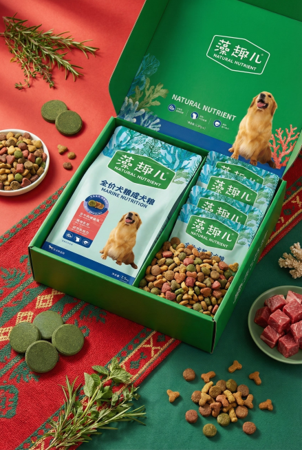 时尚欢快的商业摄影风格，画面采用红绿撞色的活力色调，以俯视中景视角、散落式的温馨陈列构图呈现，视觉重心聚焦于礼盒内的主体（主体占比25%）。预览效果
