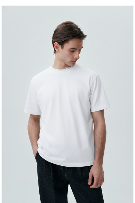 白底图衣服穿到模特身上 
要求：衣服完全贴合模特身形，无违和感，保留衣服原有版型 / 颜色 / 细节（如纽扣、印花、刺绣）无变形 / 无颜色偏差 / 保留细节
场景：灰色地面与白色背景，光线自然，背景预览效果