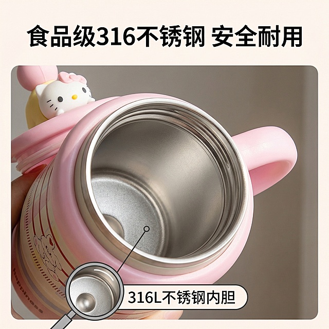 [主图 3] 保温杯316不锈钢材质细节展示，[氛围/风格] 温馨舒适治愈风，柔和自然光，[画面元素] 放大展示保温杯内胆开口区域，保留产品外部可爱设计，特写展示内胆不锈钢材质，背景虚化突出细节，整体干净通透，[配色色系] 保持产品原有马卡龙配色，背景浅暖灰虚化处理，[视角构图] 特写平视视角，景深较浅突出内胆细节，[文字版式] 顶部主标题 "食品级316不锈钢 安全耐用"，底部用圆形放大镜框标注内胆材质细节，引线文字 "316L不锈钢内胆"，文字清晰不遮挡主体，[比例分辨率] 1:1 比例，2K 分辨率，产品外部设计与原图保持一致