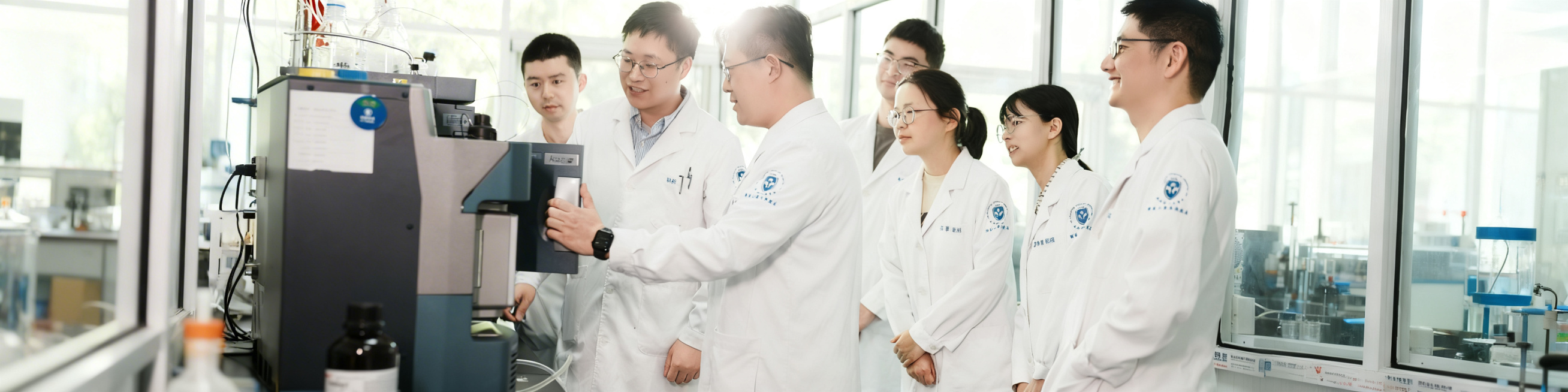 将图片调整为1920*480像素的网页首页大图预览效果