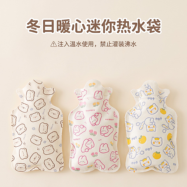 严格还原上传的三款迷你热水袋产品图，包括布套设计、颜色、卡通图案元素等所有细节，产品外观必须与参考图完全一致，不得改变包装设计、配色方案，保持产品的真实材质质感，亲肤植绒面料哑光柔和质感，电商商业主图，精致杂志图文排版，柔和奶油漫射柔光，干净低饱和奶油风背景，全套统一日系软萌治愈风格；所有中文文字统一使用圆润可爱无衬线圆体，文字排版留白充足，文字不遮挡产品主体，层次分明。画面内容：三款热水袋整齐摆放在画面底部，俯拍视角，浅奶油纯色背景；【主标题】画面顶部："冬日暖心迷你热水袋"，【副标题】主标题下方小字："⚠注入温水使用，禁止灌装沸水"；信息布局：产品在画面底部，标题放置上方，画面最底部放置小号安全警示文字；设计感强调：柔和漫射柔光，简约干净，治愈氛围感，规整排版，用于转化下单。