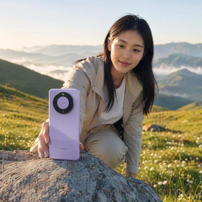 「图片1」 这是一部 华为mate 60pro 手机  帮我生成6张使用场景图片  在户外 拍摄照片风景预览效果