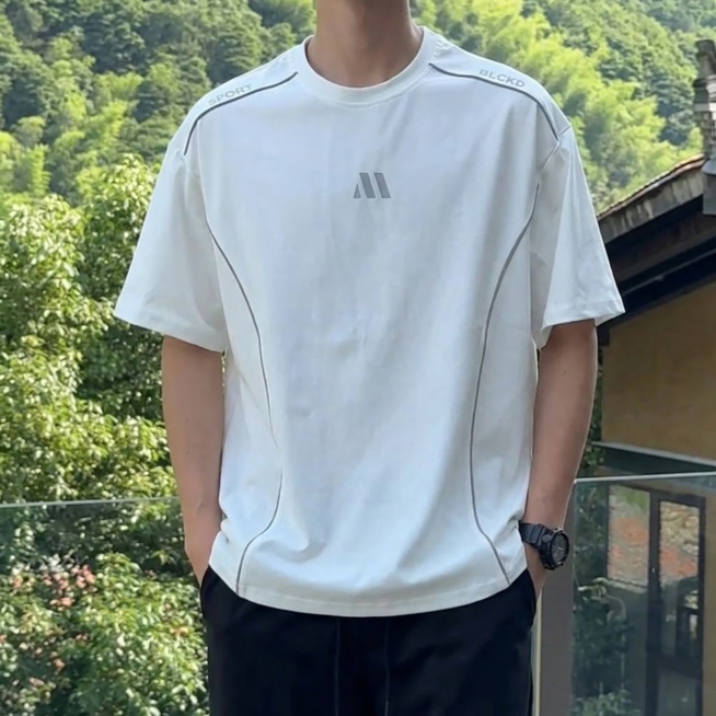 [垫图]参考原图片的衣服设计，生成第四张电商主图：冰感运动短袖T恤全身正面展示，使用图6指定的人脸，同一个亚洲年轻男生模特，穿着白色撞色线条冰感运动短袖T恤，双手插兜自然姿势，在户外半山观景台背景下，预览效果