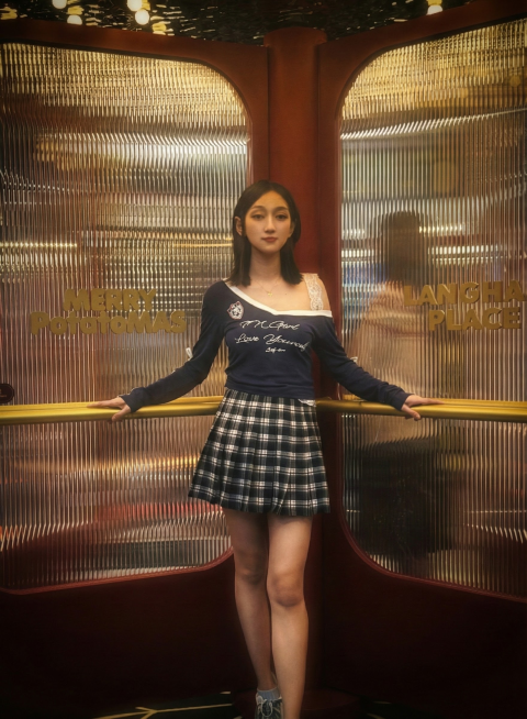 将这张图的光感调整成王家卫的高级影视风格预览效果