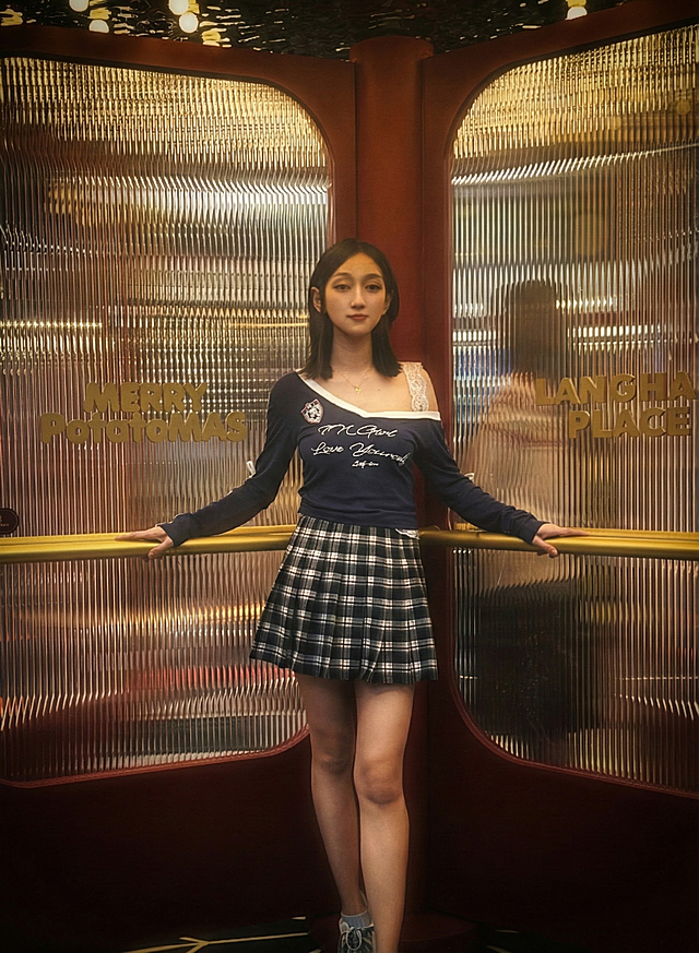 将这张图的光感调整成王家卫的高级影视风格