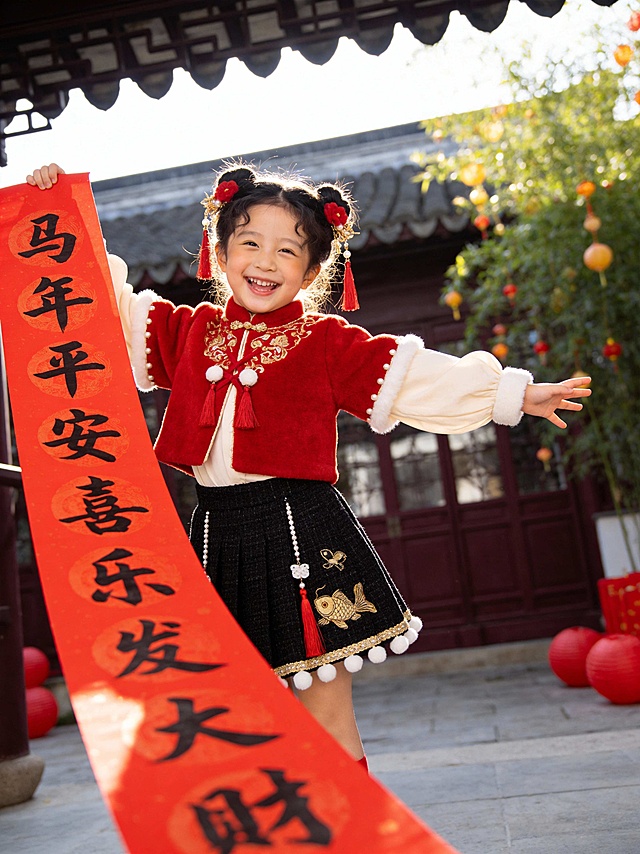 春联内容：马年平安喜乐发大财