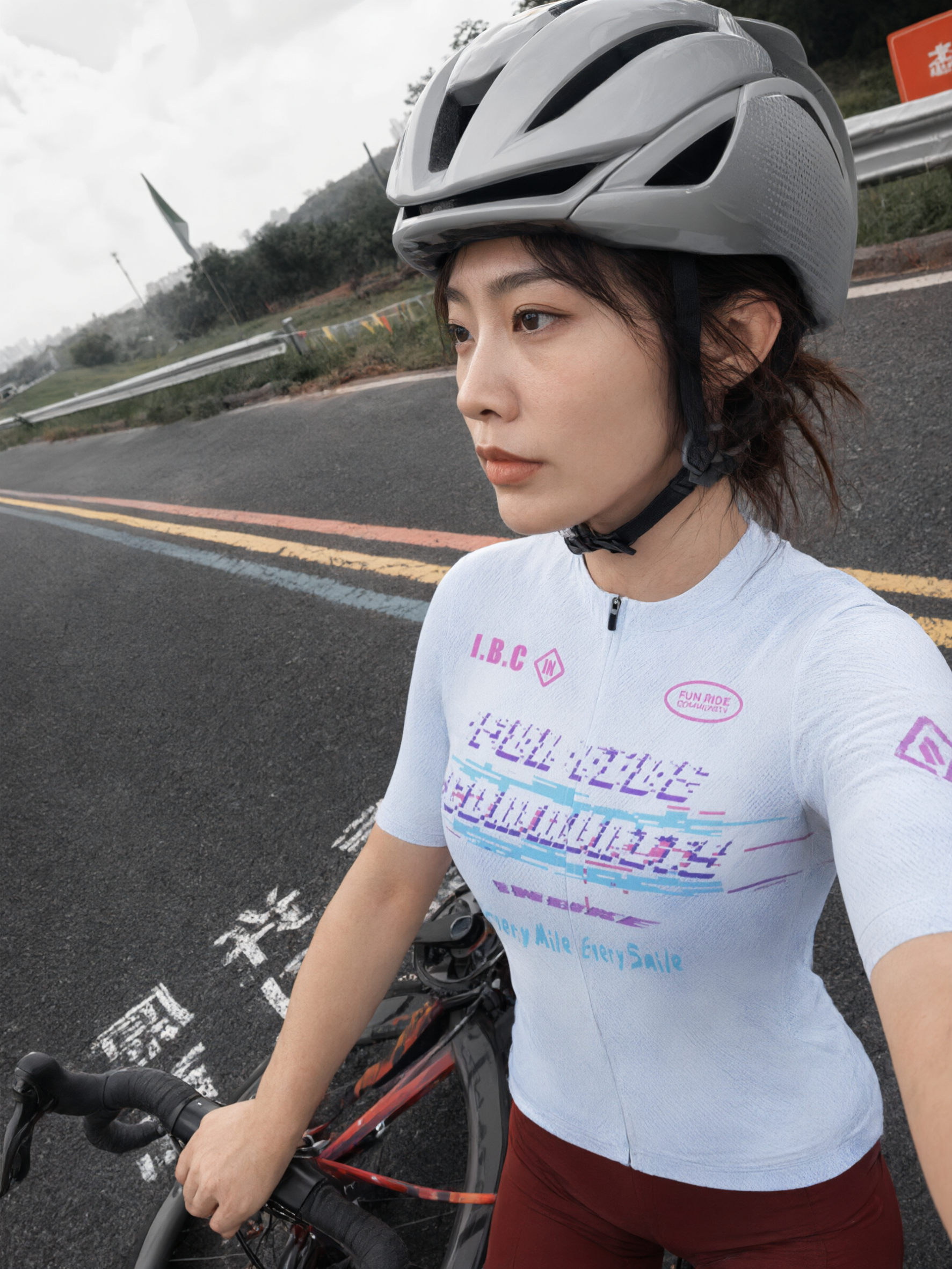 基于第一张参考图的场景和构图，保留户外公路骑行场景、灰色骑行头… - 图片创意预览