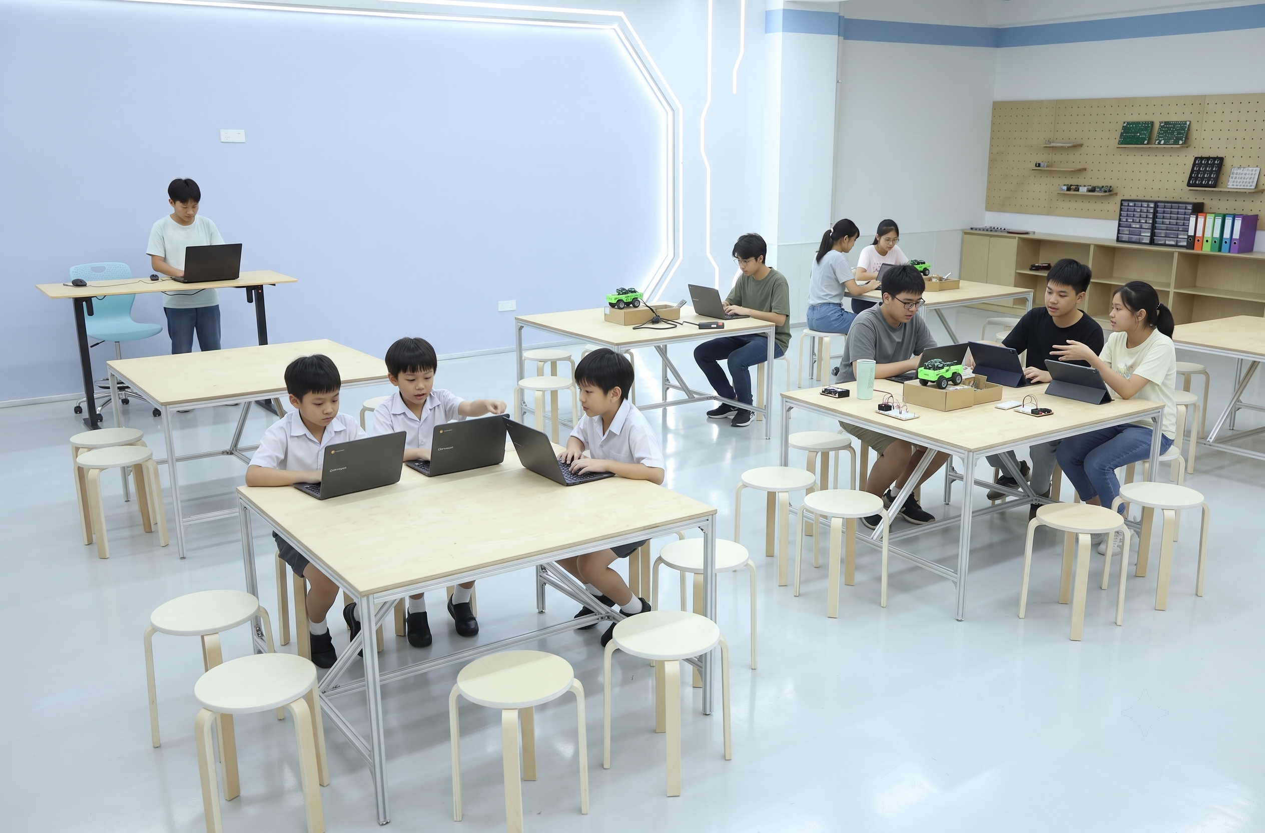 在这个教室里添加小学生和初中生，他们正在上电脑课，保持桌椅墙面… - 图片创意预览