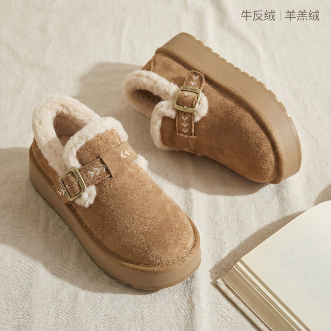 布局结构：

text
[对角线构图]
- 左下区域（占画面60%）：左鞋靠前，鞋头向左上45°，展示正面
- 右上区域（偏后位置）：右鞋鞋头向右，展示侧面
- 背景：浅米灰棉麻纹理背景，右下角放置一预览效果