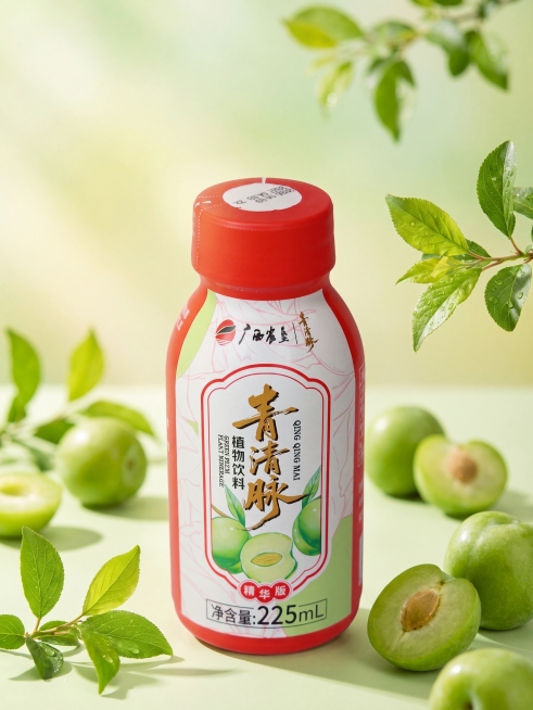 保留原单瓶饮料包装、文字、红色外观和物理结构完全不变，只替换背景为浅绿渐变春日背景，周围搭配新鲜青梅和绿叶，增加自然柔和光影效果，营造小清新春天氛围，保持原比例不变，商业饮品摄影，8K高清，保持包装上预览效果