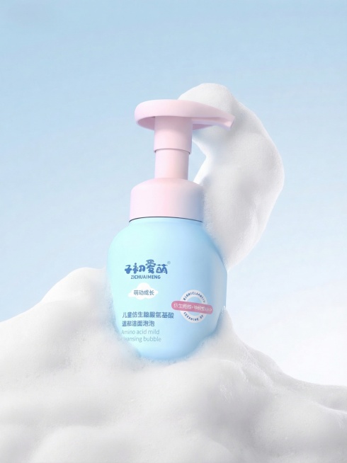 将第二张图的洁面产品瓶子替换到第一张图的位置，保留瓶子上原有的所有商标、文字和丝印内容不改变，保持瓶子原有比例和结构不变。要求光影自然，阴影真实，符合原背景的光线方向，融合自然，产品和泡沫过渡自然，保预览效果