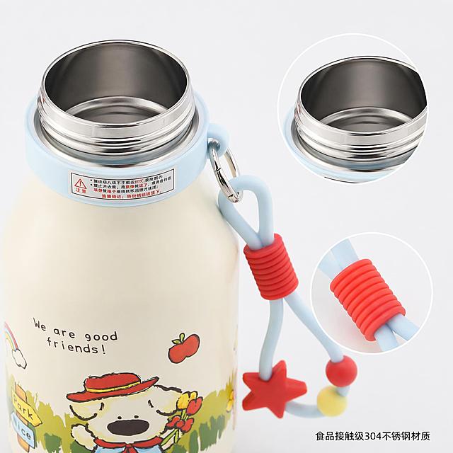 [主图-3] 保温杯材质细节展示图
[氛围风格] 专业品质细节呈现
[画质] 商业摄影质感、光线柔和通透、产品清晰真实、画面干净高级
[元素] 保持保温杯外观、物理结构、材质质感、颜色与输入产品图完全一致，杜绝任何变形和色差，精细化处理。画面主体放大展示杯口和挂绳细节，带放大镜效果突出关键部位：展示圆润杯口做工、304不锈钢内胆材质，以及彩色挂绳的编织工艺，背景保留干净浅灰色，主体细节清晰锐利。右下角添加小字标注“食品接触级304不锈钢材质”
[光影] 侧逆光突出材质质感，不锈钢内胆有自然反光，细节纹理清晰可见
[配色] 浅灰色纯净背景，主体颜色和原图保持一致，突出材质本身的质感
[视角构图] 局部微距特写，焦点清晰落在杯口和挂绳细节处，景深较浅，背景虚化突出主体
[文字版式] 右下角负空间放置说明文字，小号深色字体，不遮挡主体细节
[输出要求] 1:1比例，文字清晰可辨，超高清商业摄影质感
[负向提示词] 变形，文字错乱，产品图模糊，背景杂乱，水印，电商平台Logo，绝对化违禁词