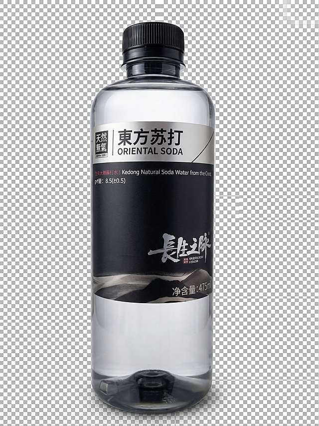 完美去底, 绝对透明背景, 必须生成真实接触阴影
专业商业棚拍光, 5500K标准中性白光照明(严禁暖黄光导致偏色), 轮廓光, 体积光, 柔和接触阴影, 拒绝死黑, 曝光绝对正确, 强烈的物理真实立体感, 居中构图, 商品主体占比严格控制在 60%-80% 之间
透明PET塑料瓶装苏打水, 黑色螺纹瓶盖, 黑银拼色标签带有"東方蘇打"和"長生之脉"品牌文字, 瓶内装有透明苏打水
极致超清画质, 电影级CG渲染, 智能降噪, 深度细节锐化, 彻底消除模糊像素感, 8k分辨率
绝对锁定原图商品本来颜色，杜绝任何色差，彻底消除玻璃/瓶身上的杂乱倒影，清除周围环境光反射，保持材质纯净通透，微距级材质纹理重构，强制透视矫正，自动水平校准，扶正瓶子，保留瓶子和标签完整结构与所有文字信息，崭新出厂质感