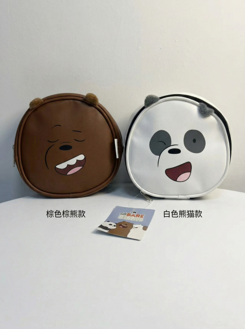 [主图 5] 两款女生可爱PU皮革圆形化妆多SKU展示白底图，风格：标准商品展示，均匀棚拍光线。画面元素：棕色棕熊款和白色熊猫款化妆包并排摆放在纯白色背景上，光线均匀柔和，包包样子、颜色和参考图保持一预览效果