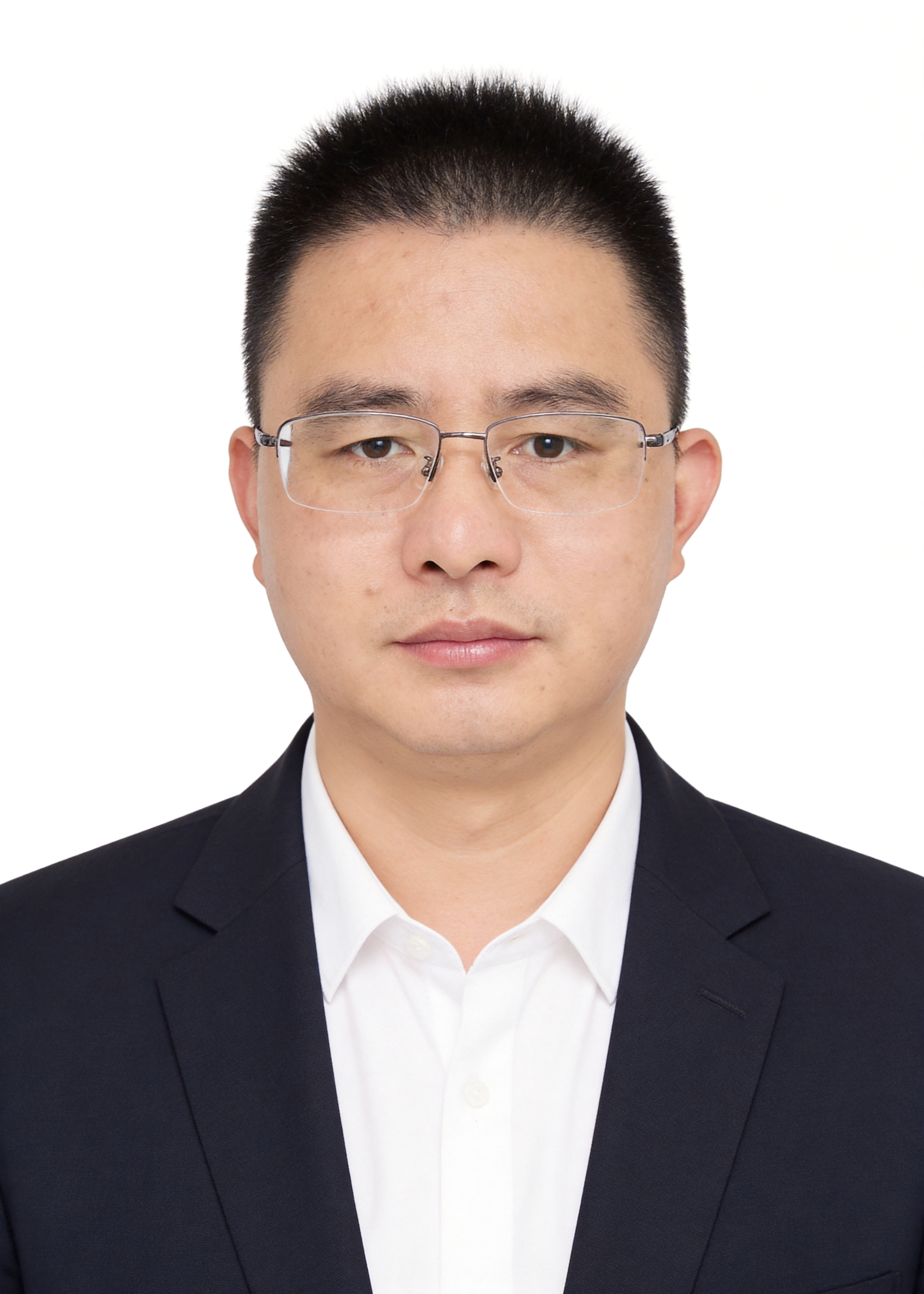 保留第一张图中人物发型、脸型、年龄特征生成标准样式纯正面证件照… - 图片创意预览