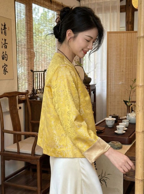 这是一款唐装/中式服装 上衣，帮我生成10张人物模特图片，一张图一个人物特写，背景要一样，10张图片要不同角度，新中式风格，要求同一个女生模特，与图片上模特脸、背景不同，模特年龄大约26-40岁之间预览效果