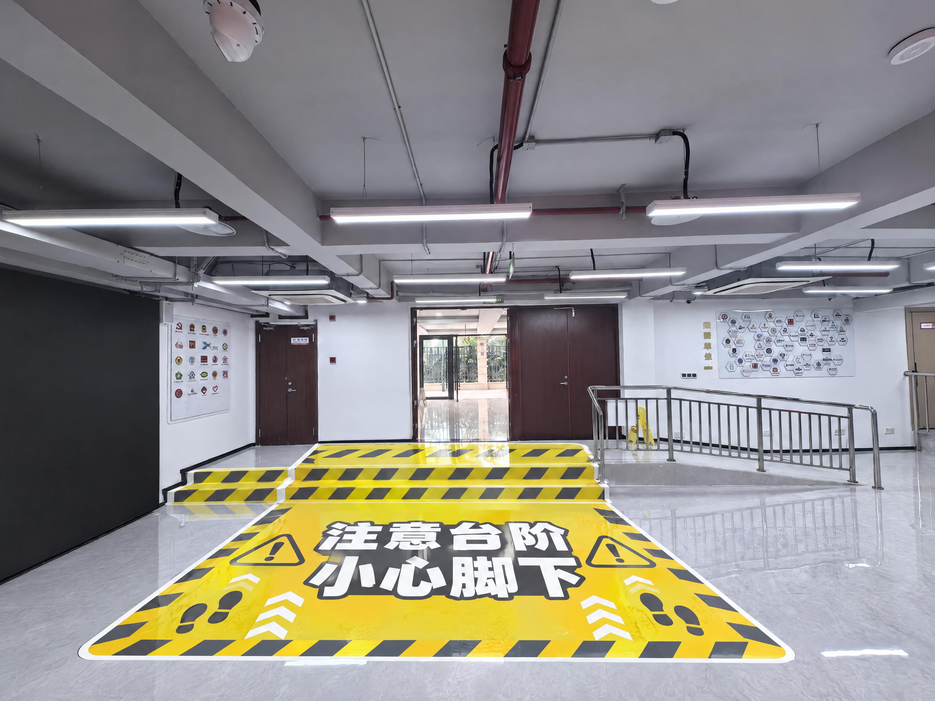 在红线框区域内设计大型地贴图案，参考蓝色地贴的整体满铺形式，地… - 图片创意预览