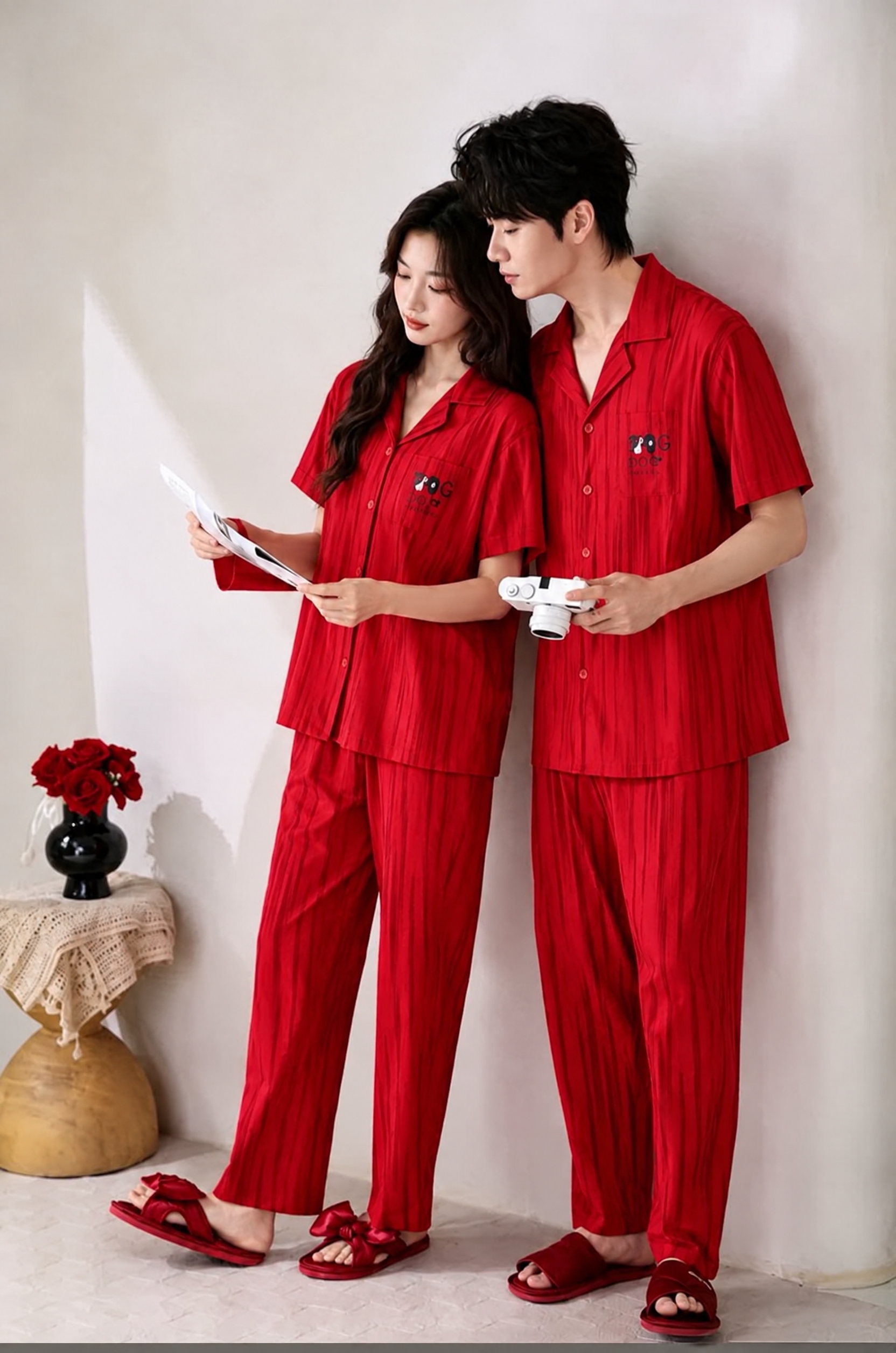 将图中男生和女生的红色睡衣长袖全部改为短袖，保持衣服的红色竖条… - 图片创意预览