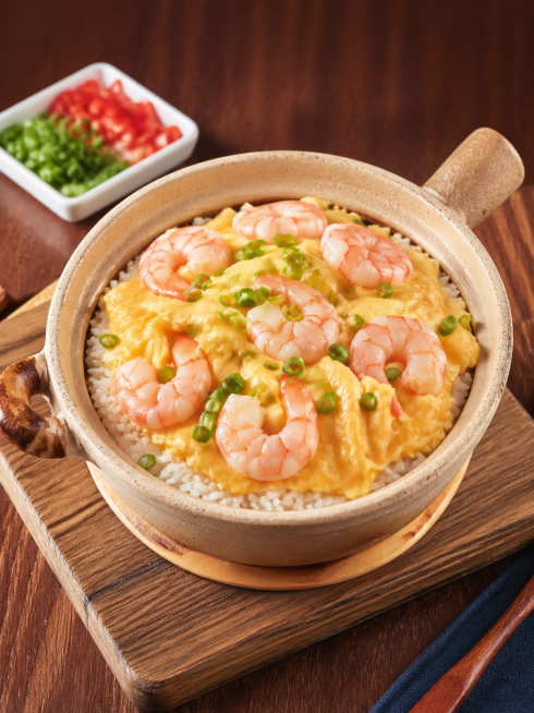 参考原图片风格，生成一张虾仁滑蛋煲仔饭的美食商品图，煲仔饭盛放在陶制煲仔中，放在木质餐板上，移除所有水印，保留和原图一致的整体排版风格，清晰展示产品预览效果